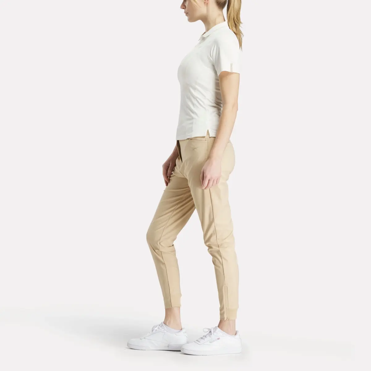 Polo de golf ajusté à manches courtes et fermeture éclair pour femmes